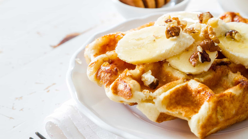 Waffles proteicas de banana e whey para um pequeno-almoço muito fit