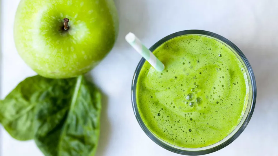 Sofre de insónias? Beba este sumo verde de maçã, espinafres e limão
