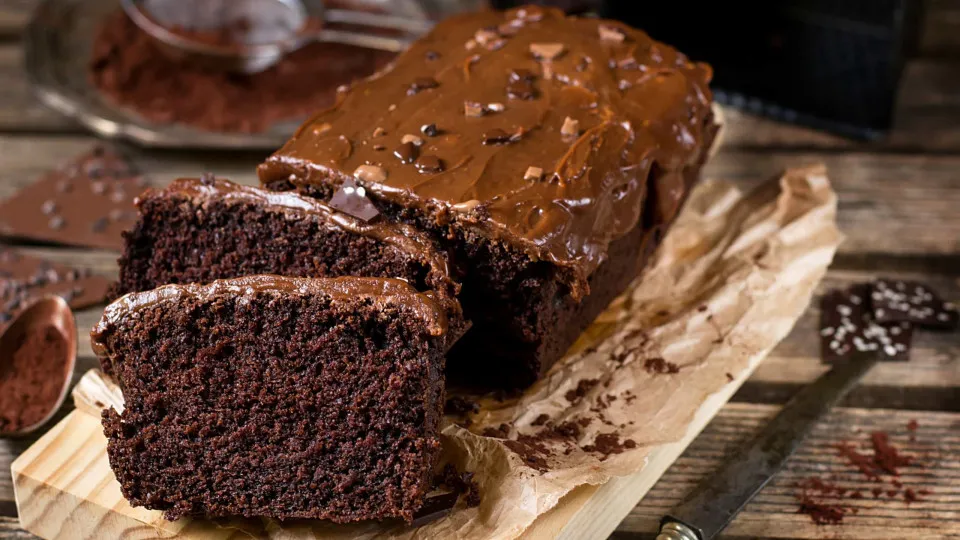 O apetitoso bolo de chocolate que nem precisa de ovos