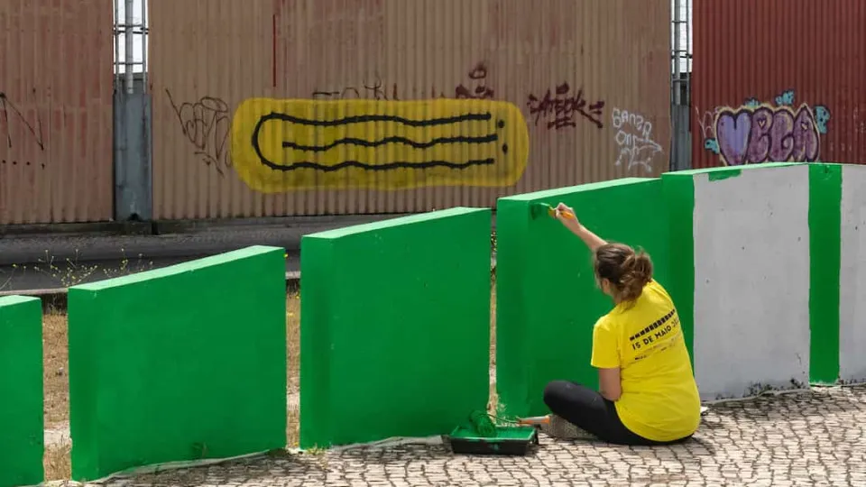 Sem-abrigo e voluntários pintaram muro da Expo´98 em Lisboa