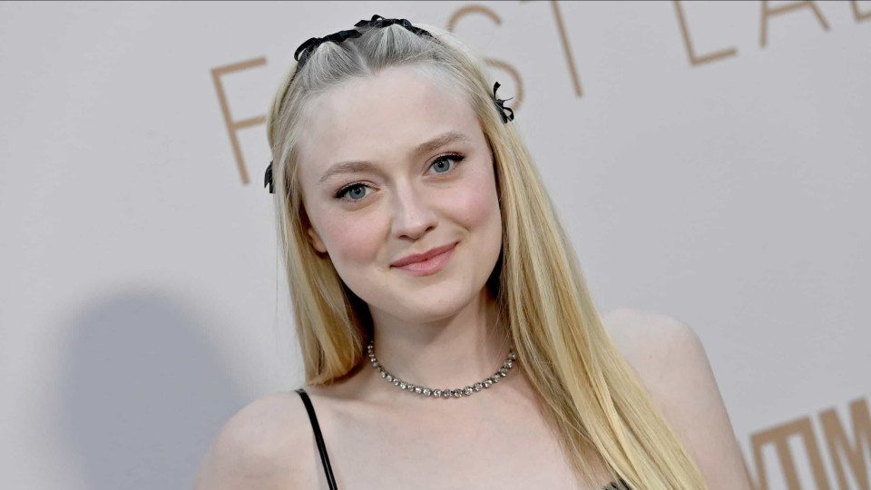 Dakota Fanning guarda pelo de falecida cadela em colar 