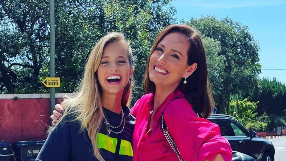 Fernanda Serrano posa com Margarida Corceiro durante gravações de novela