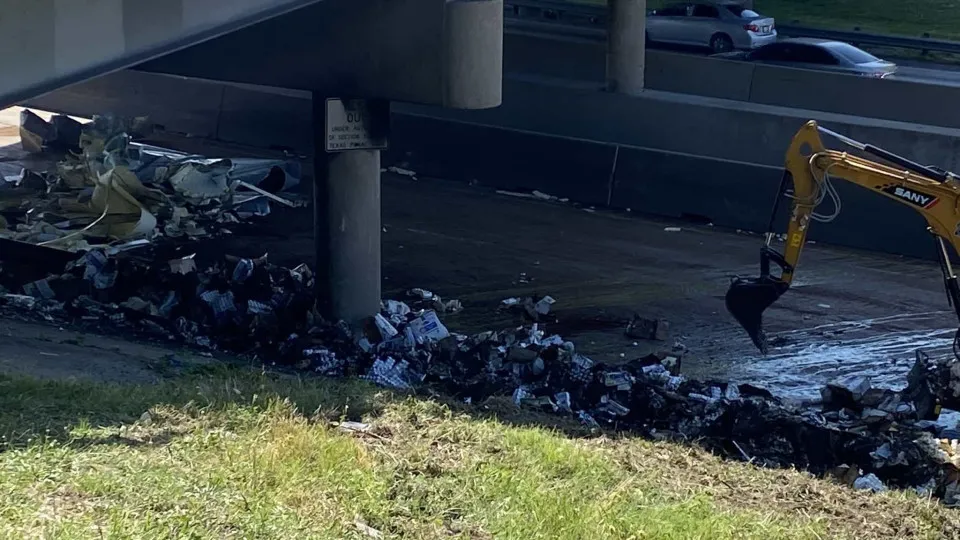 Milhares de ovos 'invadem' estrada em Dallas após acidente