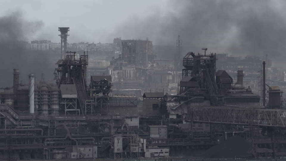 Exército russo anuncia "libertação total" da siderúrgica Azovstal