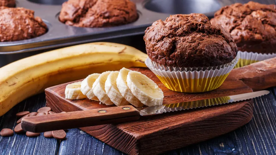 Sem ideias para o lanche? Prepare uns muffins de cacau e banana