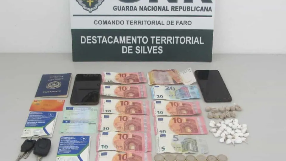 Dupla apanhada na posse de 170 doses de droga durante fiscalização