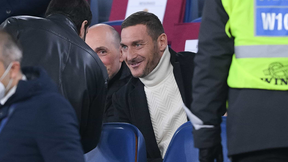 Totti admite que vai reunir-se com Dybala: "Vou tentar convencê-lo..."