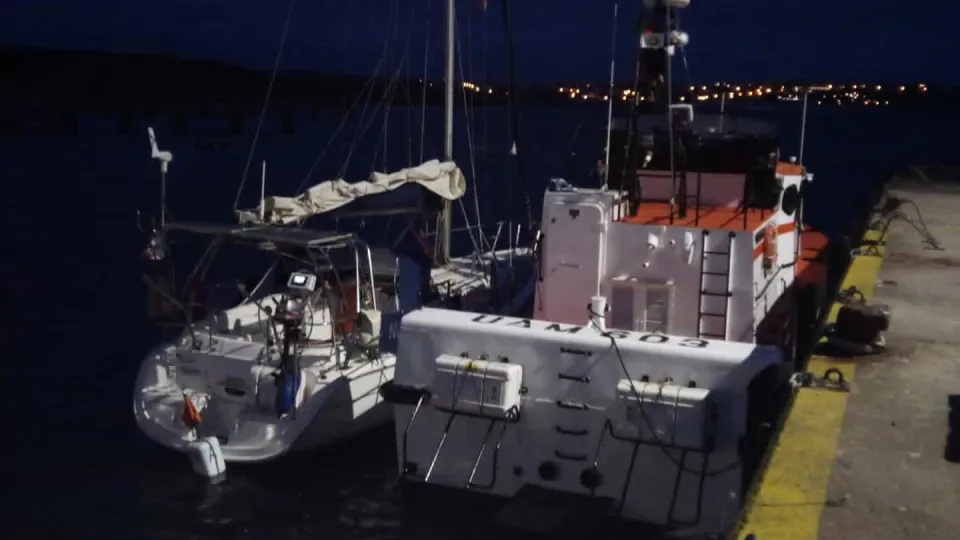 Resgatados dois homens de veleiro francês ao largo de Aljezur