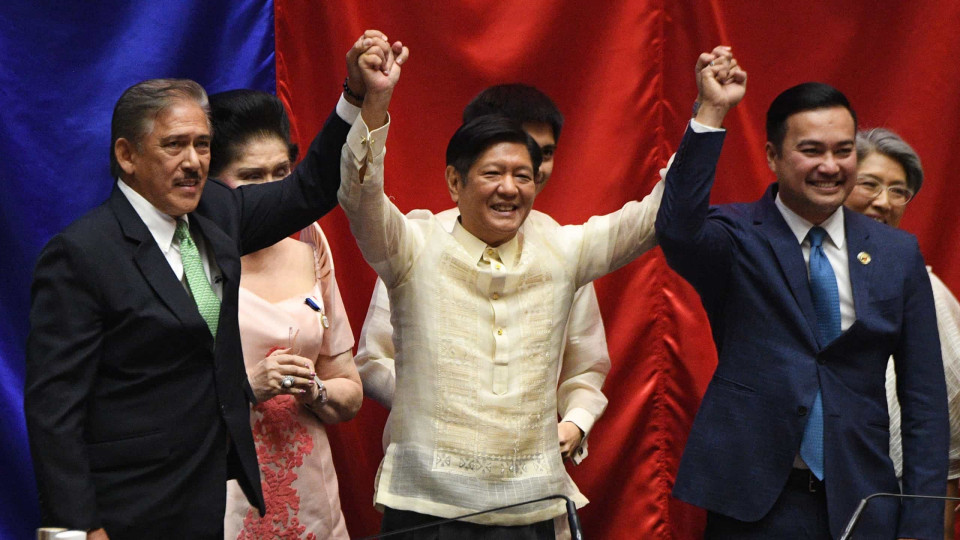 Ferdinand Marcos é proclamado Presidente das Filipinas pelo Parlamento