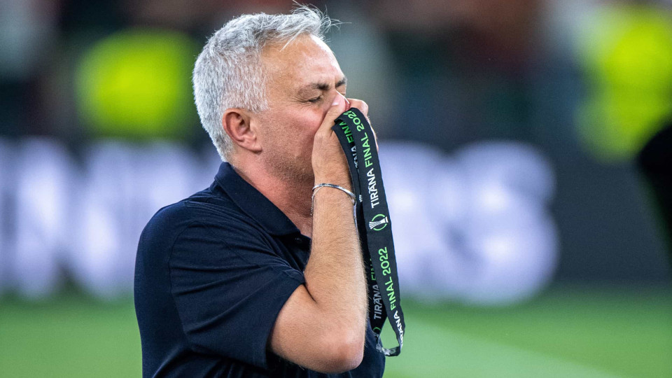 Mourinho em êxtase: Do gesto após o apito final às lágrimas na medalha