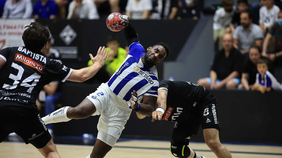 FC Porto 'passeia' na Maia e sagra-se tricampeão nacional de andebol