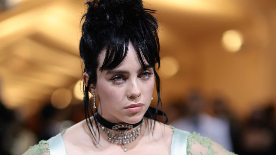 Billie Eilish protesta contra reversão de lei sobre o aborto nos EUA