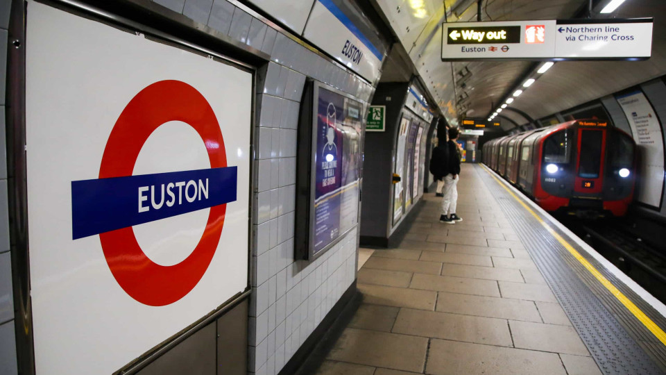 Mulher violada duas vezes na mesma viagem de metro em Londres