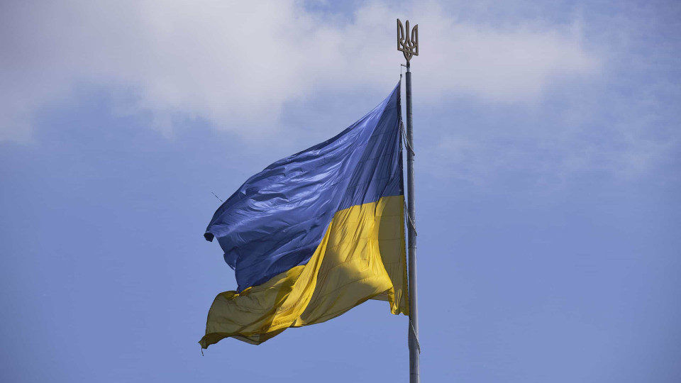 Forças ucranianas içam a bandeira nacional em Robotyne, Zaporíjia