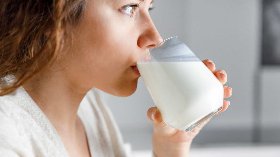 Beber leite é mesmo fundamental? Falámos com uma nutricionista