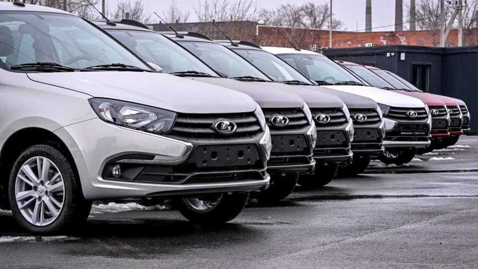 Produção automóvel retomada na Rússia, mas os airbags não estão incluídos