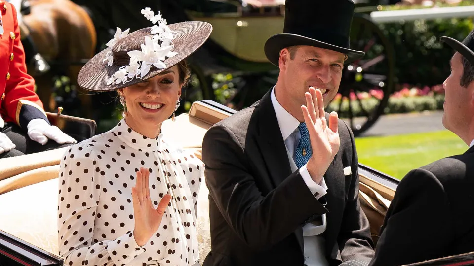 Príncipe William e Kate Middleton fazem aparição surpresa em Ascot