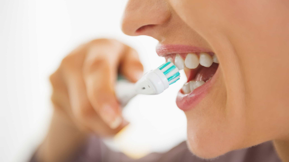 Os nove erros mais comuns que cometemos quando lavamos os dentes