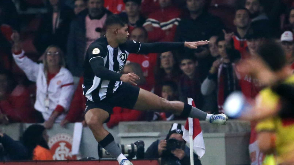 Botafogo de Luís Castro consegue remontada heróica em Porto Alegre