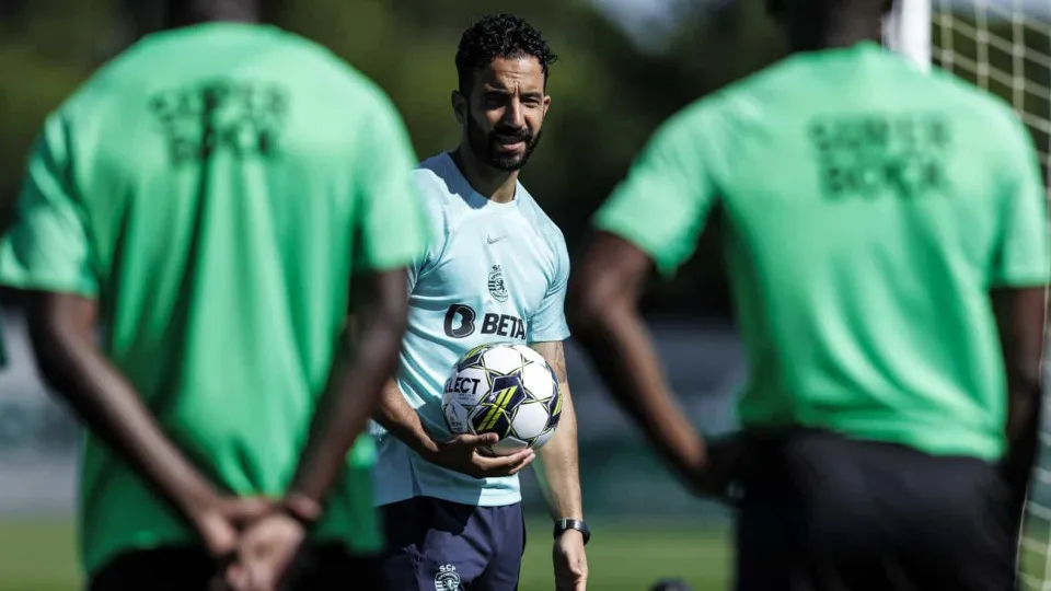 Sporting goleia Estoril em jogo-treino em Alcochete