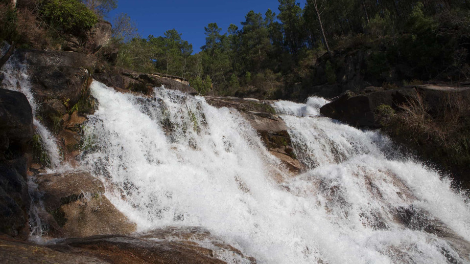 Jovem de 24 anos ferida após queda na cascata do Tahiti no Gerês