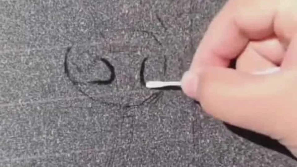 Artista usa cotonete e pó para 'pintar' em vidro. Veja o resultado