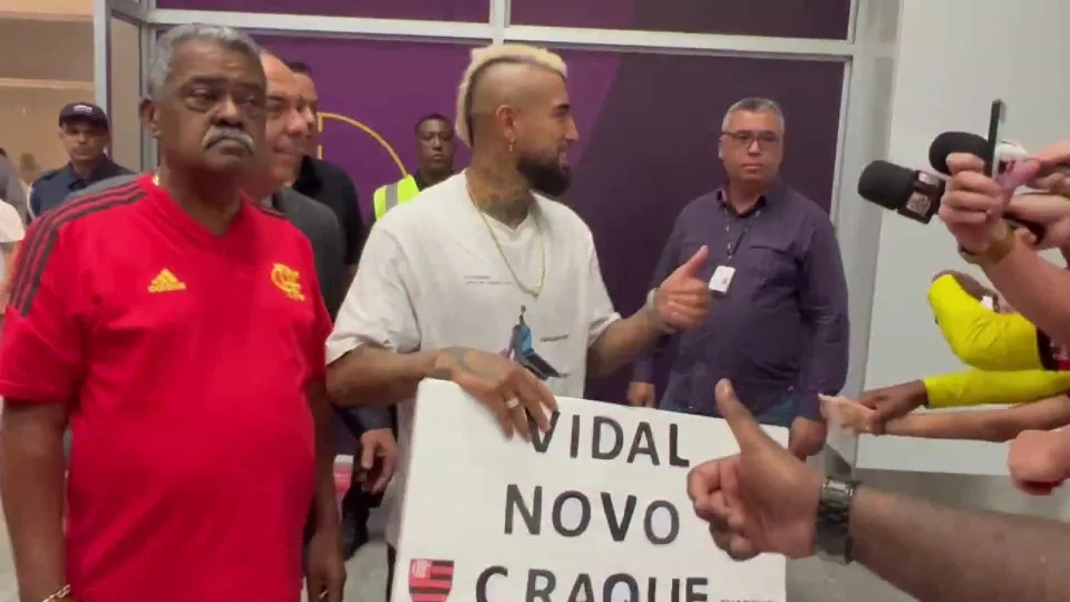 A loucura dos adeptos do Flamengo na chegada de Vidal ao aeroporto