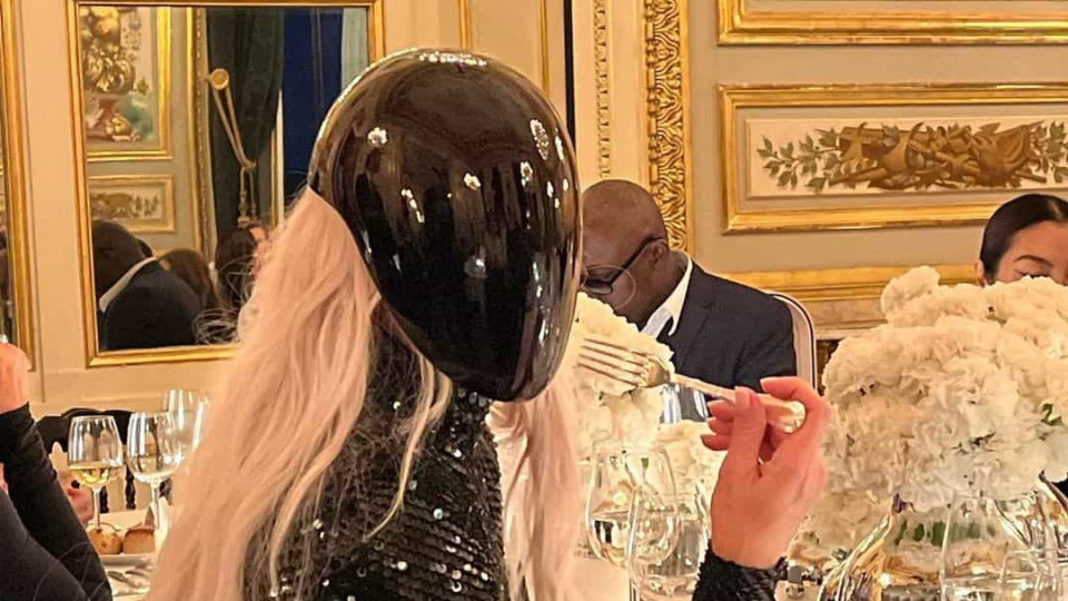 Kim Kardashian volta a dar que falar com visual bizarro (com 'capacete')