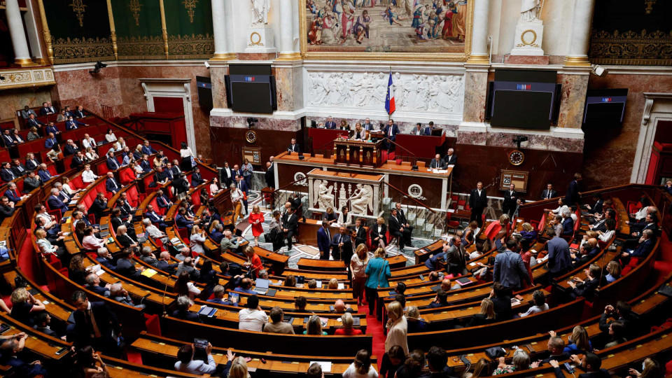 Moção de censura da esquerda ao Governo francês debatida na segunda-feira