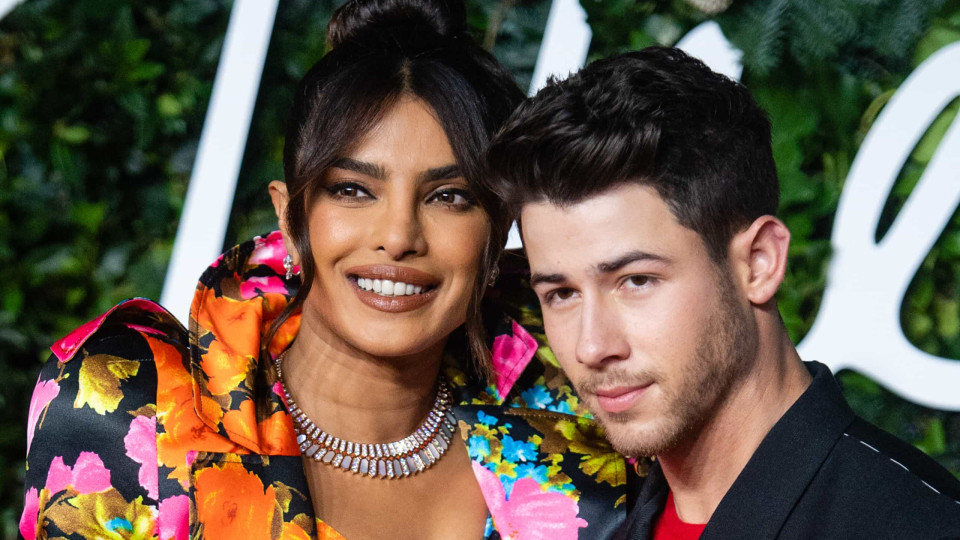 Priyanka Chopra e Nick Jonas mostram rosto da filha pela primeira vez