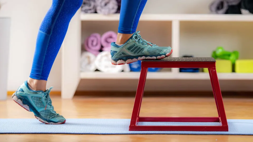Vai passar o dia sentado? Faça estes exercícios quando se levantar