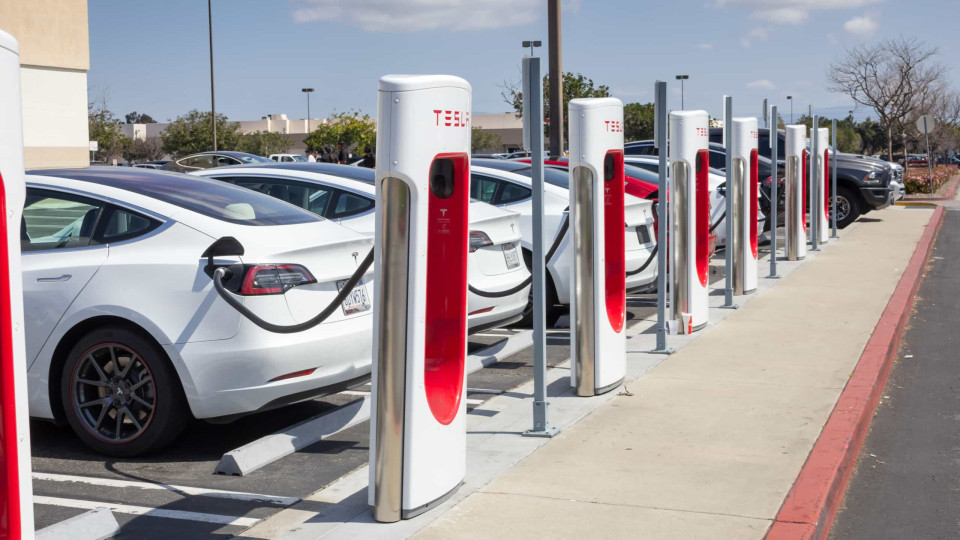 Elétricos da Ford vão passar a poder carregar nos Superchargers da Tesla