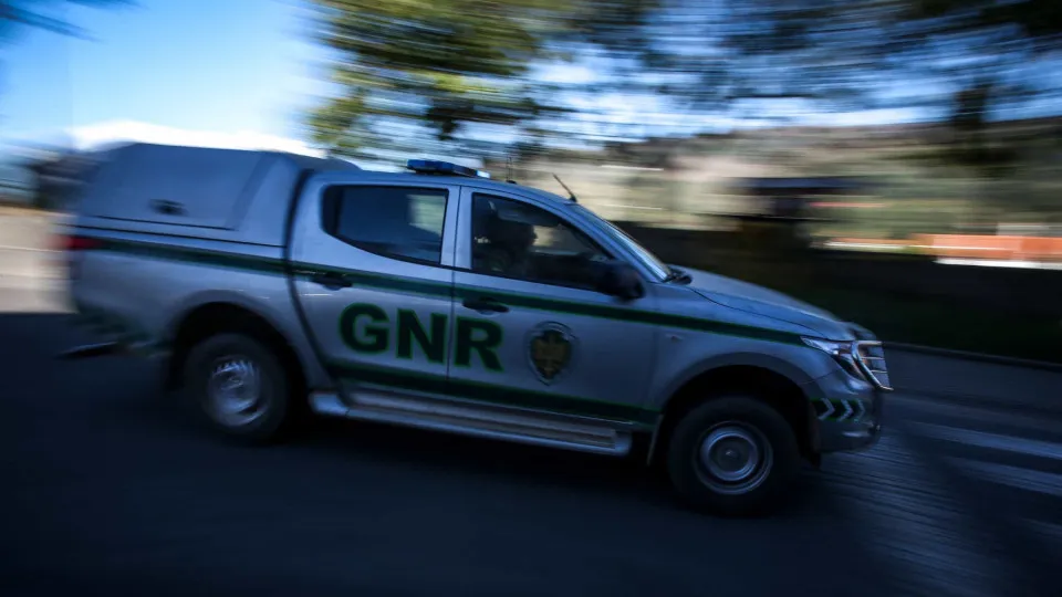 Dois detidos por permanência ilegal no país. Um terceiro foi expulso