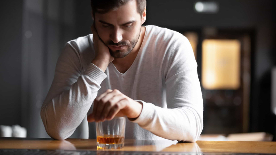 Beber álcool sozinho, regularmente, pode levar a sérios problemas