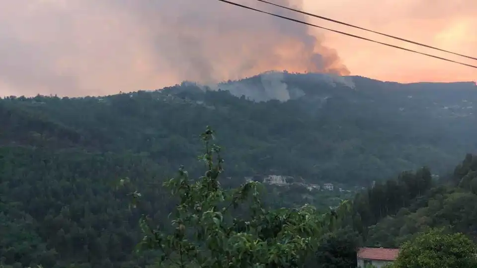 Fogo em Lordelo sofre reativação e é combatido por 111 operacionais