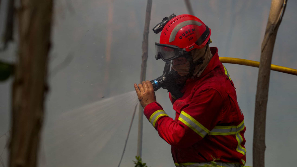 Incêndio deflagra em fábrica de tintas em Matosinhos