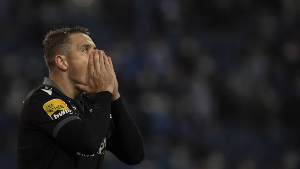 Oficial: Bruno Duarte volta a Portugal para vestir camisola 9 do Farense