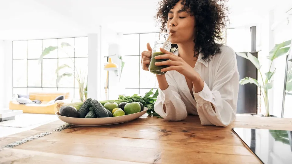 O sumo verde de três ingredientes que ajuda a aliviar o stress