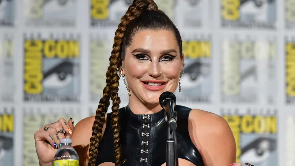 Kesha impressiona com visual em látex na San Diego Comic-Con