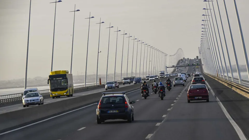 Circulação retomada em duas vias na Ponte Vasco da Gama após acidente