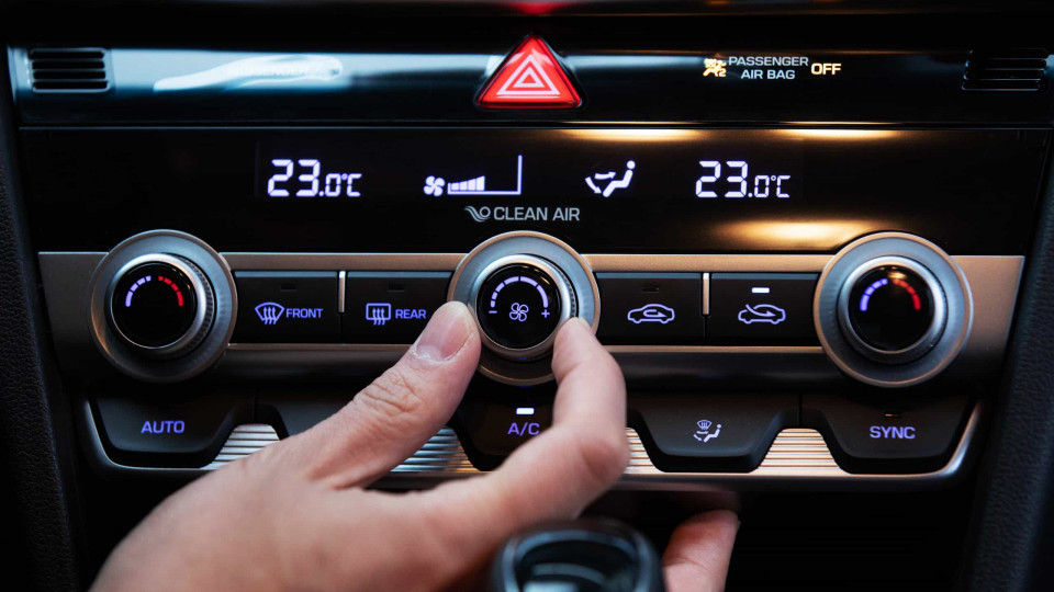 O ar condicionado do seu carro não deita ar frio? Tenha atenção a isto