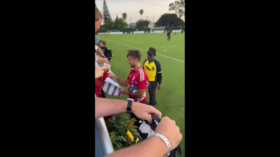 Adepto pediu a camisola, Perin ofereceu as luvas. Esta foi a reação
