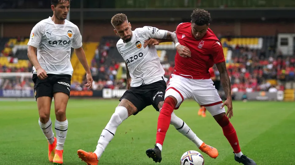 Nottingham Forest e Valencia empatam com três portugueses em campo