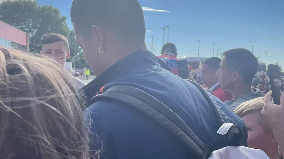 Cristiano Ronaldo 'apanhado' a sair de Old Trafford antes do apito final