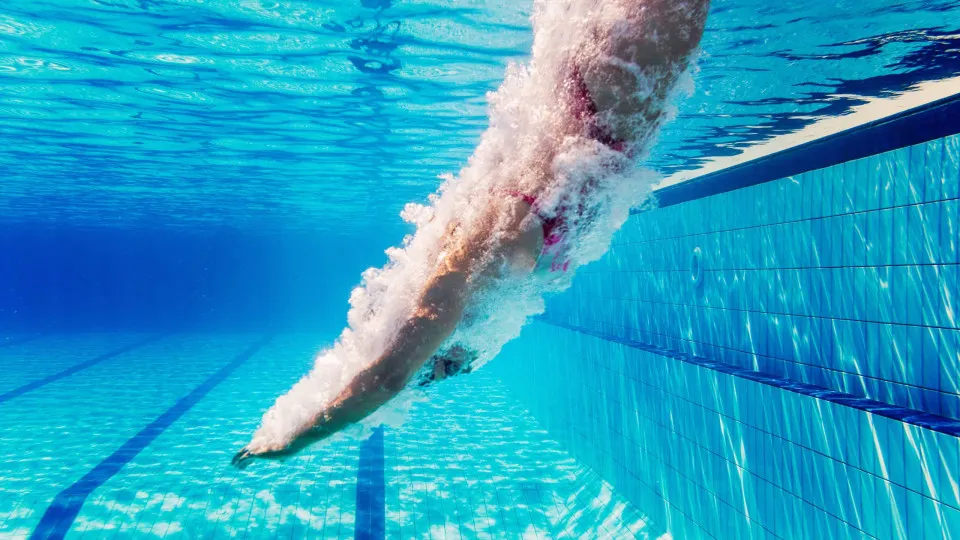 Como mergulhar em total segurança na piscina?