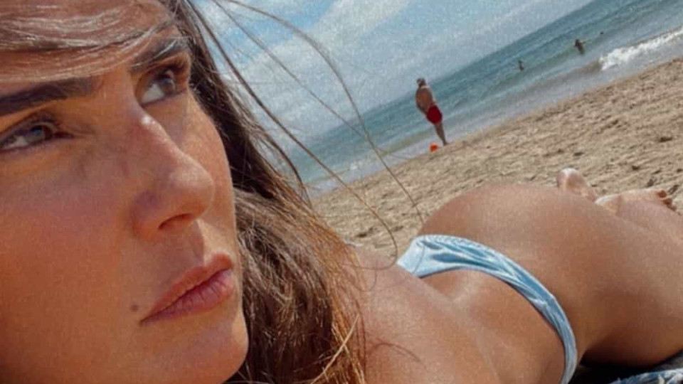 Deborah Secco almoça e apanha sol em praia da Costa da Caparica