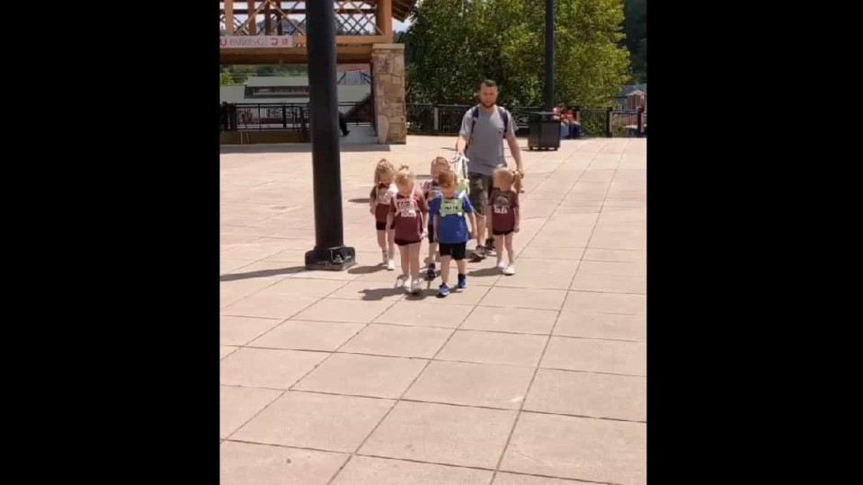 Pai de quíntuplos usa trela para passear os filhos e gera polémica