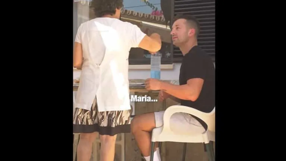 Dona de restaurante no Algarve é surpreendida por estranho. Vídeo é viral