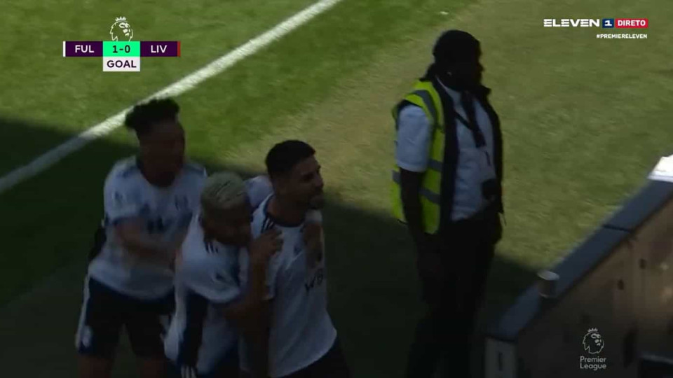 O golo de Mitrovic que deixou o Fulham a vencer diante do Liverpool