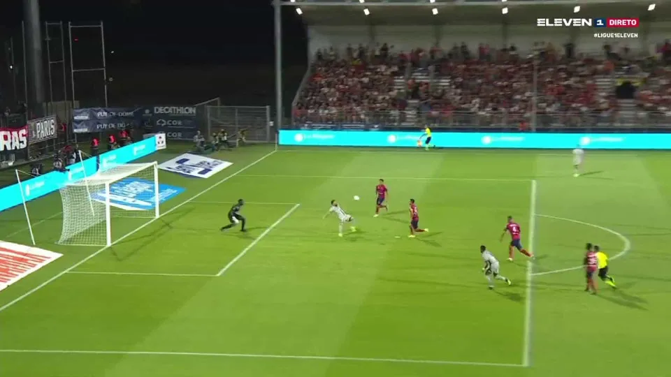 O golo que lhe faltava: Lionel Messi à lei da bicicleta na goleada do PSG